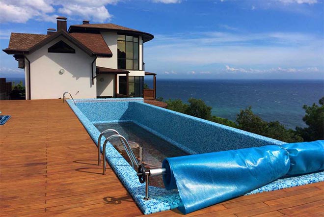 House with a swimming pool in Crimea